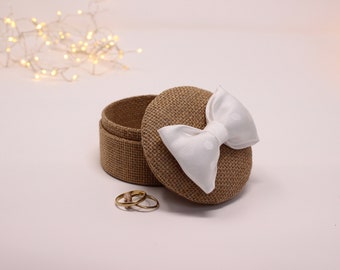 Round wedding ring in jute and its silk bow with white polka dots, removable cushion