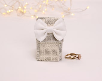 Small square box in golden Lurex jute, bow in cotton voile and ivory silk