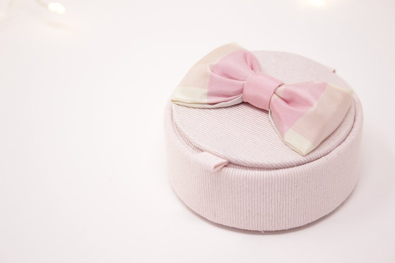 Box ring holder pink silk plaid.