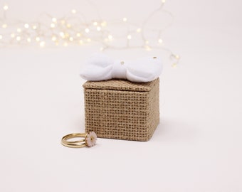 Small box of square jute wedding rings, white cotton gauze knot, golden plumetis, white linen interior