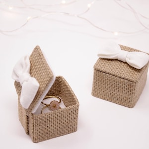 Small box with square wedding rings in jute and white linen. Marriage proposal box. Engagement box image 2