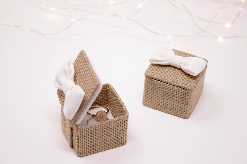 Small box with square wedding rings in jute and white linen. Marriage proposal box. Engagement box image 2