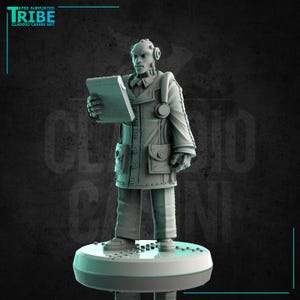 Peut inclure: Figurine grise d'une figure humanoïde en long manteau, tenant un livre. La figure a une apparence mécanique avec un casque et se tient sur une plateforme circulaire. Le texte "TRIBE" et "CLAUDIO CASINI ART" sont visibles.