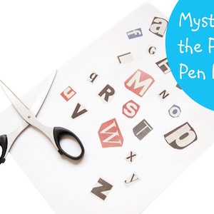 Puede incluir: Una hoja de papel blanca con letras recortadas de un periódico o revista. Las letras deletrean "Mystery of the Poison Pen Letters". Un par de tijeras plateadas con mangos negros está sobre el papel.