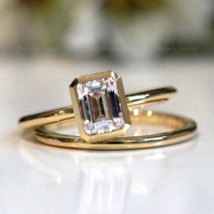 Ensemble de bagues de mariée avec lunette émeraude / bague solitaire taille émeraude anneau uni / bague créée en laboratoire / bague de fiançailles fine lunette (8554-2R)