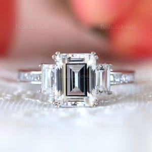 Smaragd-Dreistein-Verlobungsring – Verlobungsring im Smaragdschliff – Braut-Verlobungsring – Elegantes Verlobungsgeschenk zum Valentinstag (3314R)
