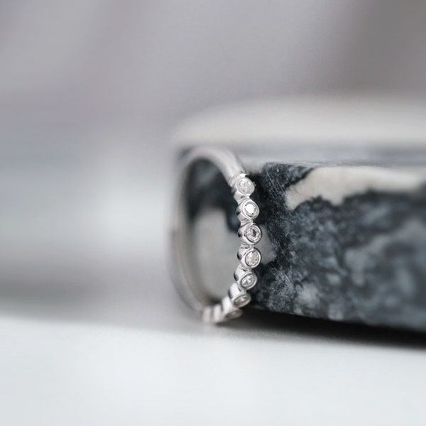 Bague demi-éternité empilable sertie clos - Alliance diamant taille brillant de 2 mm de large - anneau empilable minimal pour tous les jours [BR3413H]