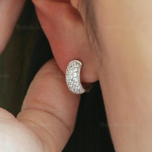 Pavé Dome Huggie Creolen - Minimalistische Pavé Huggies - Pavé Set Creolen - Brautjungfer Hochzeitsschmuck - Zierliche Creolen [BE9608]