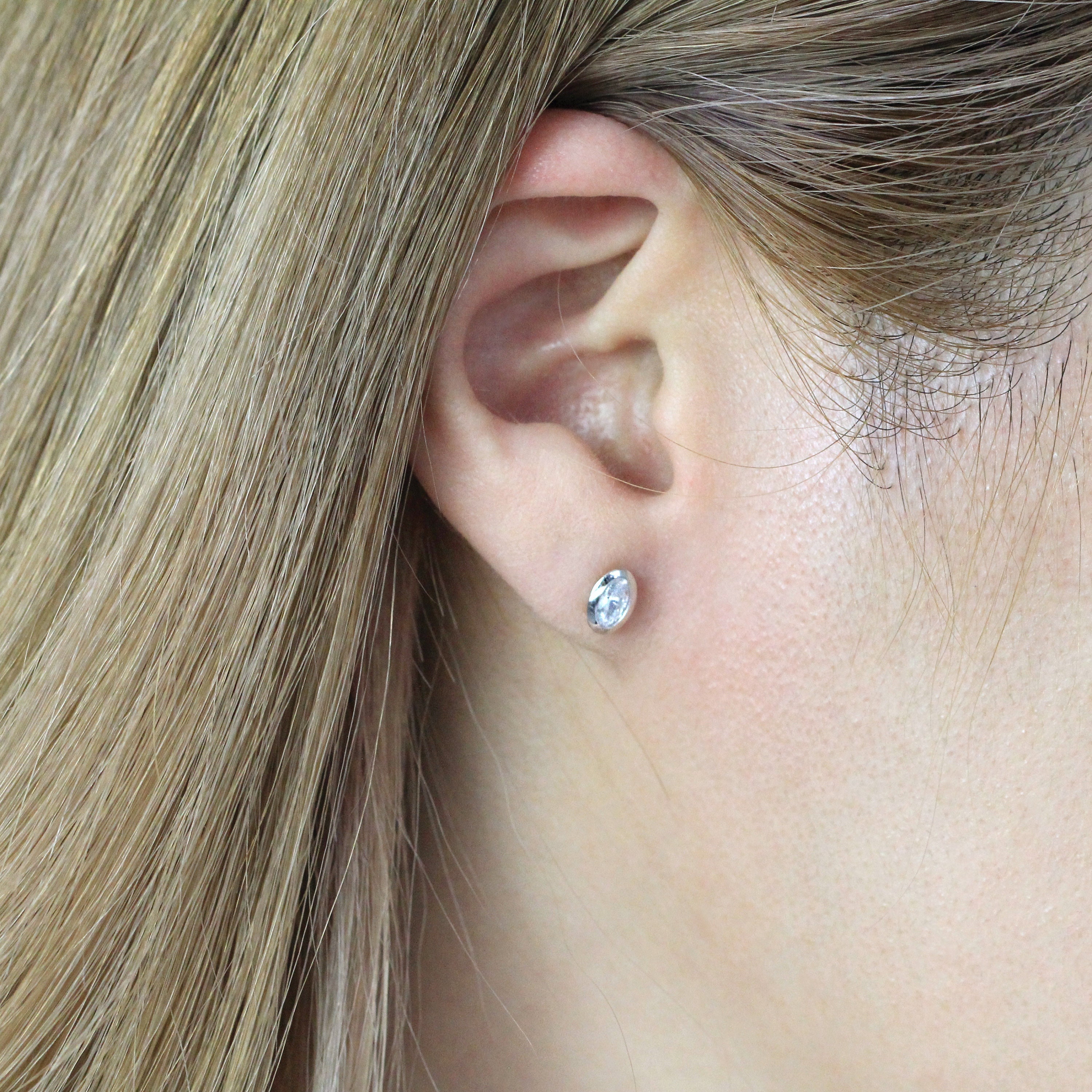 Oval diamond earrings studs online