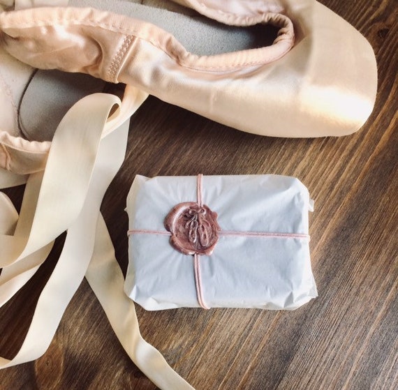 Sewing Kit for Ballet Pointe Shoes, With Ribbons, Elastics & Darning Thread  