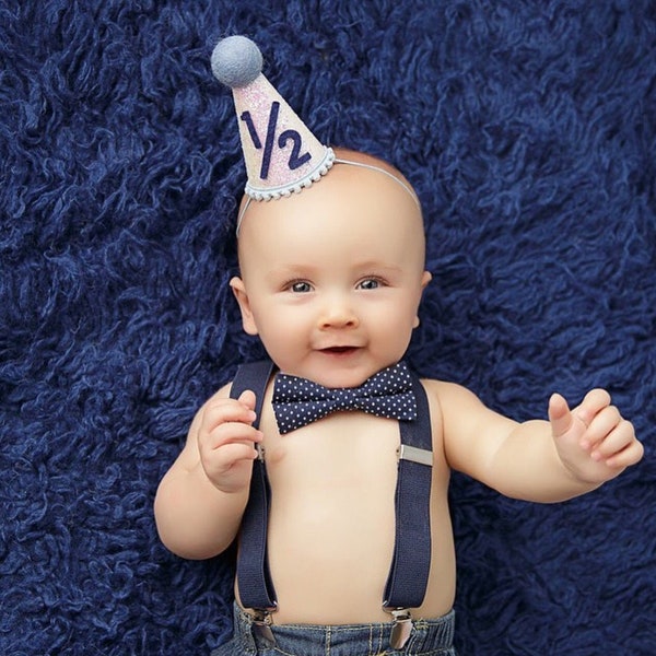 Chapeau 1/2 anniversaire | Demi-chapeau d'anniversaire | Tenue garçon demi-anniversaire | Chapeau de fête bébé | Chapeau à paillettes blanches + bleu bébé + accents bleu marine