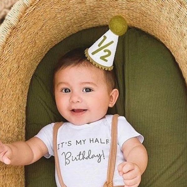 Chapeau 1/2 anniversaire | Demi-chapeau d'anniversaire | Tenue garçon demi-anniversaire | Chapeau de fête bébé | Chapeau à paillettes blanches + accents vert olive