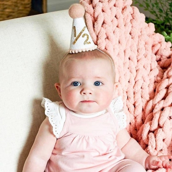 Chapeau 1/2 anniversaire | Demi-chapeau d'anniversaire | Tenue de demi-anniversaire pour fille | Chapeau de fête bébé | Chapeau à paillettes blanches + rose bébé + accents dorés