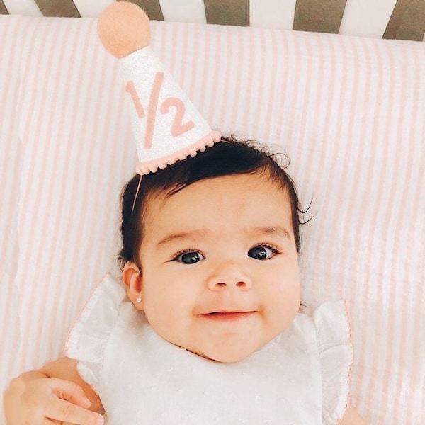 Chapeau 1/2 anniversaire | Demi-chapeau d'anniversaire | Tenue de demi-anniversaire pour fille | Chapeau de fête bébé | Chapeau à paillettes blanches + Choisissez la couleur