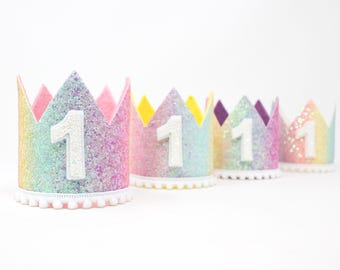 Corona de primer cumpleaños para niña / Corona de purpurina arcoíris pastel + Ribete de pompones blancos + Forro interior del color que elijas + Número de purpurina blanca