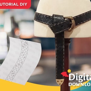 Op de afbeelding: Een zwarte leren riem met een geweven ontwerp en een messing gesp. Een digitaal downloadpatroon voor een riem wordt getoond op een wit vel papier. De tekst "TUTORIAL DIY" en "Digitale DOWNLOAD" is zichtbaar in de afbeelding.