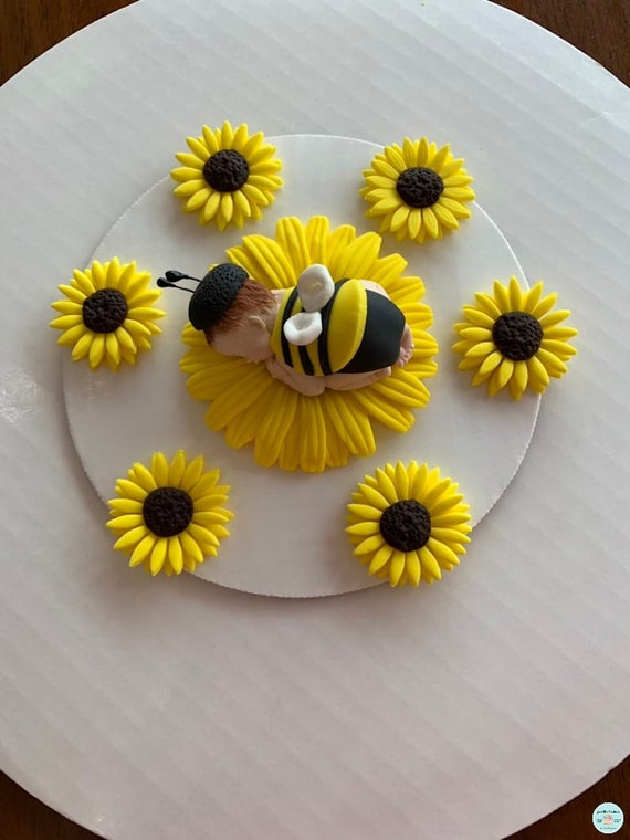 Bumble Bee & Daisies Cake