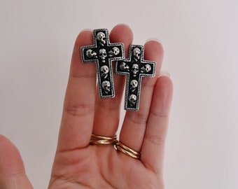 SKULL CROSS HANGERS