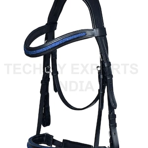 Puede incluir: Cabezada de caballo de cuero negro con detalles de purpurina azul. La cabezada presenta una testera, frontal y muserola acolchadas. La imagen muestra las correas, hebillas y costuras de la cabezada. El texto "TECHY EXPERTS INDIA" es visible en el fondo.