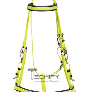 Puede incluir: Un cabestro de caballo amarillo neón con detalles en negro. El cabestro presenta herrajes metálicos, incluyendo anillas y cierres. El texto "TECHIFY - Always Exclusive" es visible en la parte inferior de la imagen.