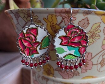 Vintage Blech Ohrringe, Rosen sind Rot, Grün, Gold, zweckentfremdet, Upcycled, handgemacht, nachhaltig, Kristalle, englische Blechdose, Refunct