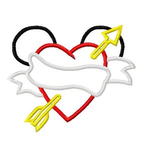 Könnte beinhalten: Ein rotes Herz mit einem weißen Banner und zwei gelben Pfeilen, alles innerhalb schwarzer Mickey Mouse Ohren.