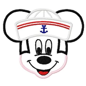 Puede incluir: Un ratón de dibujos animados en blanco y negro con un gorro de marinero blanco con rayas rojas y un ancla azul. El ratón tiene orejas grandes y redondas y una gran sonrisa.