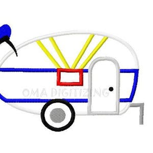 Puede incluir: Una caravana blanca con detalles azules y amarillos. La caravana tiene una ventana roja y una puerta gris. La caravana tiene una sola rueda y un enganche.