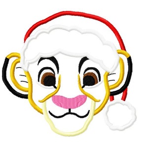 Puede incluir: Diseño bordado de un cachorro de león con un gorro de Papá Noel. El cachorro tiene ojos marrones, una nariz rosa y detalles amarillos y negros alrededor de las orejas. El gorro de Papá Noel es rojo y blanco, con un borde blanco esponjoso.