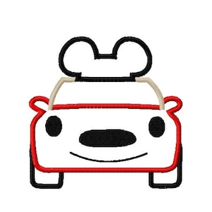Puede incluir: Un coche rojo con carrocería blanca y contornos negros. El coche tiene un par de orejas negras de Mickey Mouse en la parte superior y una cara sonriente con ojos negros y una nariz negra.