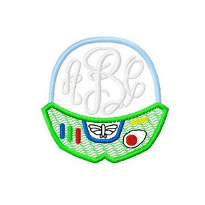 Może przedstawiać: Naszywka haftowana w kolorze zielonym, niebieskim, czerwonym i żółtym z białym motylem i białym kółkiem z literami "B.B." w środku. Naszywka ma kształt hełmu kosmicznego.