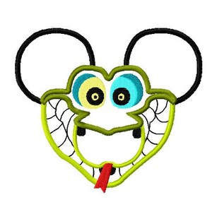 Puede incluir: Serpiente verde con ojos amarillos y azules, usando orejas de Mickey Mouse. La serpiente tiene la boca abierta con los colmillos a la vista.