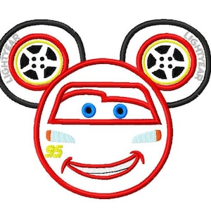 Puede incluir: Coche de dibujos animados rojo con una cara blanca y ojos negros. El coche tiene orejas de Mickey Mouse con neumáticos negros y las palabras "LIGHTYEAR" escritas en ellas.