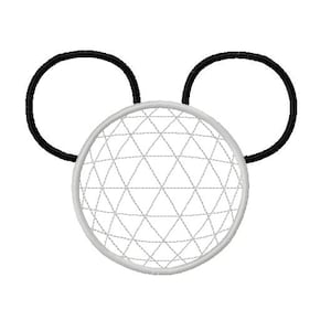 Peut inclure: Contour noir et blanc des oreilles de Mickey Mouse avec un cercle blanc au centre qui présente un motif géométrique de triangles.