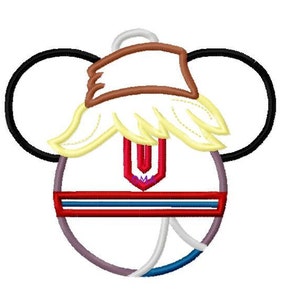 Può includere: Design ricamato con un personaggio stilizzato con un viso bianco, un cappello marrone e capelli gialli. Il personaggio ha un elemento a strisce rosse e blu e orecchie circolari nere. Adatto per una toppa o un'applicazione.