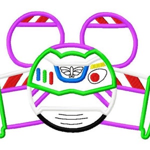 以下が含まれることがあります： 宇宙レンジャーヘルメットの刺繍デザイン。緑で縁取られた白い前面プレートと、青と白のエンブレムが特徴です。赤と白のストライプのアクセントと、紫と緑の詳細が含まれています。デザインは白い背景にあります。