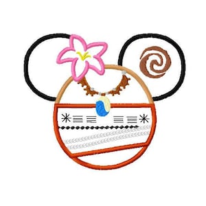 Könnte beinhalten: Mickey-Maus-Ohren mit einem braunen Wirbelmuster auf dem einen Ohr und einer rosa Blume und einer braunen Halskette mit einem blauen und weißen Anhänger auf dem anderen Ohr. Die Ohren befinden sich auf einem rot-weiß-schwarzen Hintergrund mit einem schwarzen Stern und drei schwarzen Linien.