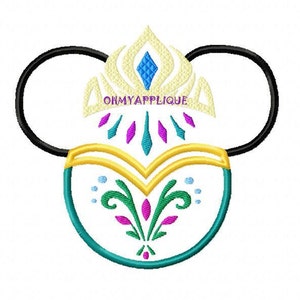 Può includere: Un paio di orecchie di Topolino nere con una corona bianca, gialla, blu e verde in cima. La corona ha un diamante blu al centro e il testo "OHMYAPPLIQUE" in basso.