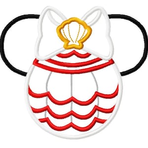 Puede incluir: Una diadema bordada en blanco y rojo con un diseño de concha. La diadema presenta un lazo blanco con un detalle de concha dorada. El diseño incluye líneas onduladas rojas y una banda negra.