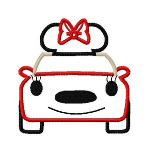 Puede incluir: Un coche rojo con contorno negro y detalles blancos. El coche tiene una cara blanca y negra con una sonrisa y pestañas. El coche tiene un lazo rojo en la parte superior.