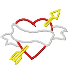 Könnte beinhalten: Ein rotes Herz, durchbohrt von einem gelben Pfeil, mit einem weißen Banner in der Mitte. Das Design ist gestickt und hat einen klaren, einfachen Stil. Das Bild eignet sich für Valentinstag oder andere romantische Themen.