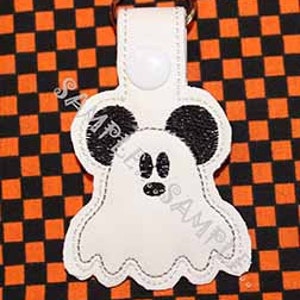 Op de afbeelding: Witte spookvormige sleutelhanger met zwarte Mickey Mouse oren en een zwarte neus.