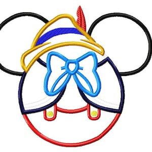 Può includere: Un personaggio dei cartoni animati con le orecchie di Topolino, un cappello rosso e bianco, un fiocco blu e una camicia a righe gialle e blu.