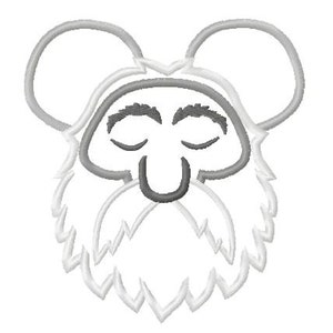 Puede incluir: Diseño bordado de la cara de un mago de dibujos animados con los ojos cerrados, una larga barba blanca y orejas grandes y redondas. La cara del mago está delineada en gris, con detalles blancos y una nariz y cejas grises.