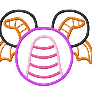 Könnte beinhalten: Ein gesticktes Design eines violetten Kreises mit einer pinkfarbenen und weißen gestreiften Form im Inneren. Der Kreis ist von zwei orangefarbenen Flügeln mit schwarzen Umrissen umgeben.