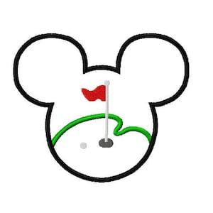 Pode incluir: Contorno preto e branco das orelhas do Mickey Mouse com um campo de golfe verde no interior. Uma bandeira vermelha está no campo de golfe.