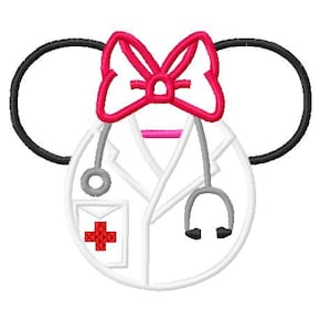 Op de afbeelding: Een witte doktersjas met een rood kruis, een stethoscoop en een roze strik op zwarte muizenoren.