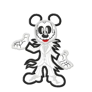 Könnte beinhalten: Schwarze und weiße Stickerei-Design eines Mickey Mouse-Charakters, der als Jack Skellington aus Nightmare Before Christmas verkleidet ist.