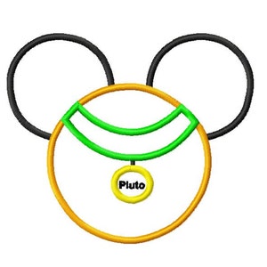 Op de afbeelding: Een zwarte en gele omtrek van Mickey Mouse oren met een gele cirkel in het midden. De cirkel heeft een groene kraag met het woord "Pluto" in zwart op een gele cirkel.
