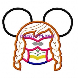 Può includere: Un'illustrazione di un cartone animato di una ragazza con i capelli castani in trecce che indossa un costume rosa, giallo e blu con le orecchie di Topolino.